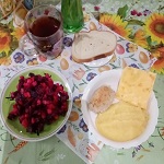 вечеря каша кукурузна, омлет, вінегрет, чай